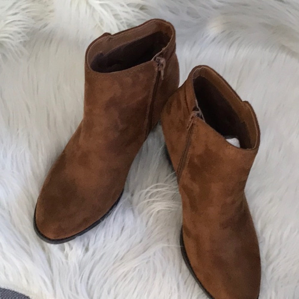 Cognac suede bootie with back zip